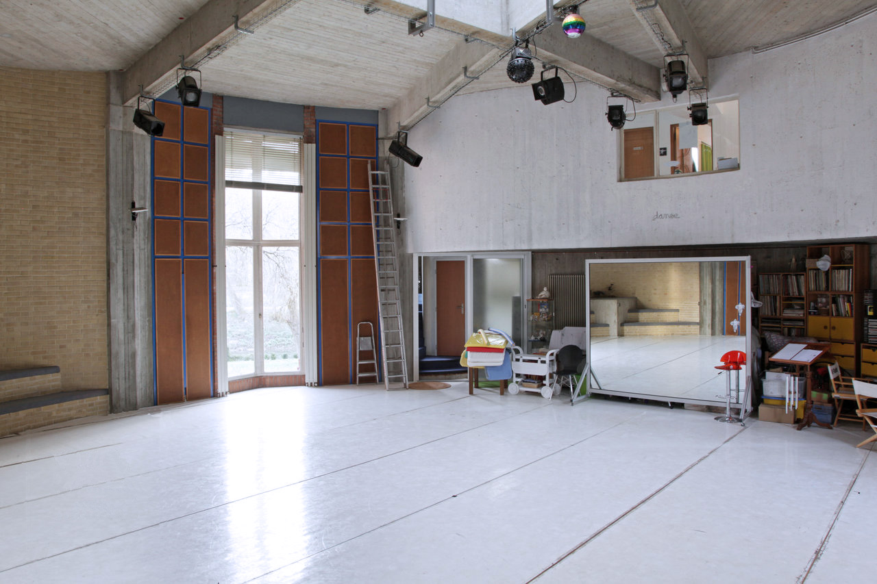 Interieur-studio-salle-danse-miroir